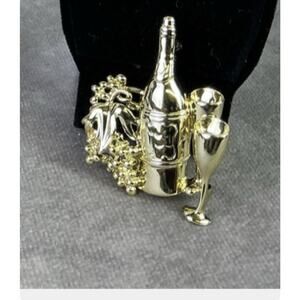 Beautiful Vintage Gold Tone Wine & Grape Brooch Signed AJC
